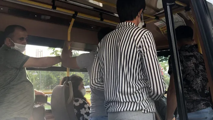 Minibüslerde tıka basa yolculuk devam ediyor! Esenyurt’ta sosyal mesafesiz yolcu taşıyan minibüslere ceza yağdı - 1