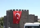 Diyarbakır surlarına Türk bayrağı asıldı