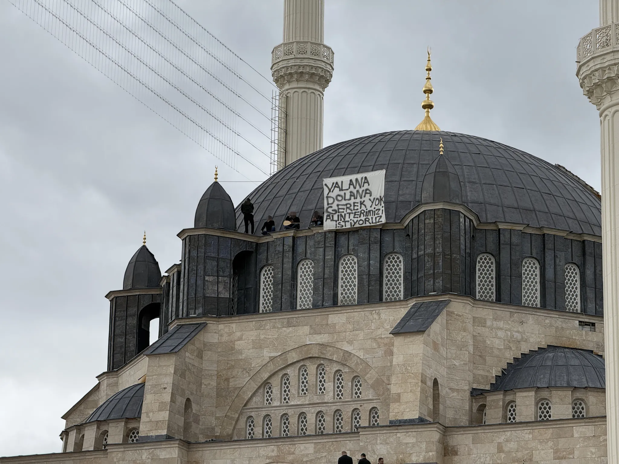 İşçilerden dikkat çeken protesto! Kubbeye çıkıp pankart açtılar