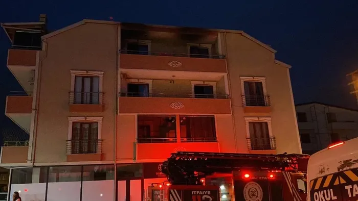 1713334744405.jpg Şarjlı süpürge bomba gibi patladı! İtfaiye ekipleri balkondaki vatandaşın imdadına yetişti - 1