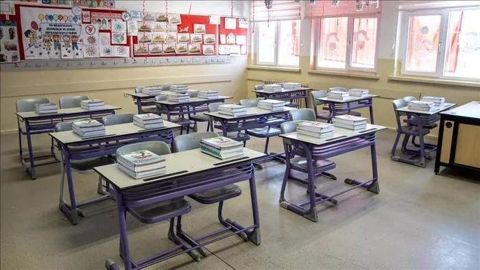 milli-egitim-bakanligindan-ozel-okullarda-kitap-karari-1737009473607.jpeg Bakan Tekin, merkezi sınav sorularında MEB onaylı ders kitaplarının rehber olacağına vurgu yapmıştı. (AA)