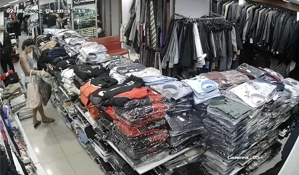 antalyada-ruslarin-butikten-kiyafet-hirsizligi-saniye-saniye-kamerada-1657361152934.jpg