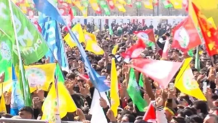 chpnin-demli-yol-arkadaslarinin-izmirde-duzenledigi-nevruz-mitingine-iliskin-davada-flas-gelisme-6-supheli-tut-1710889132388.jpeg CHP'nin DEM'li yol arkadaşlarının İzmir'de düzenlediği Nevruz mitingine ilişkin davada flaş gelişme! 6 şüpheli tutuklandı - 2