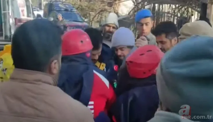 Deprem felaketinden saatler sonra yeni mucizeler! Annenin sözleri yürekleri dağladı! Duvardaki o yazı... 8