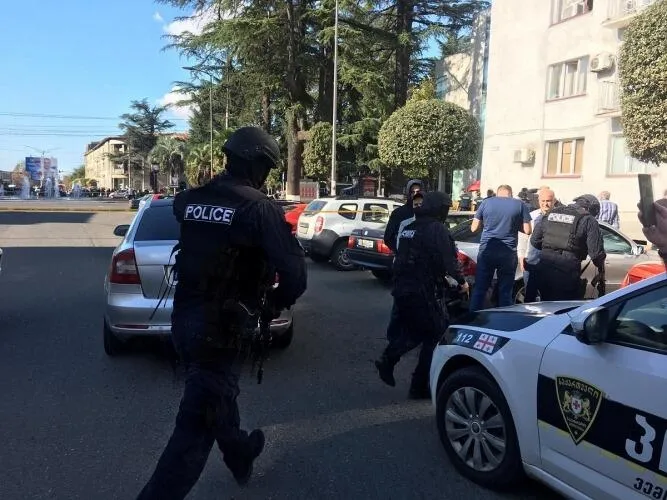 Son dakika: Gürcistan’da bankada silahlı soygun: 30 rehine var