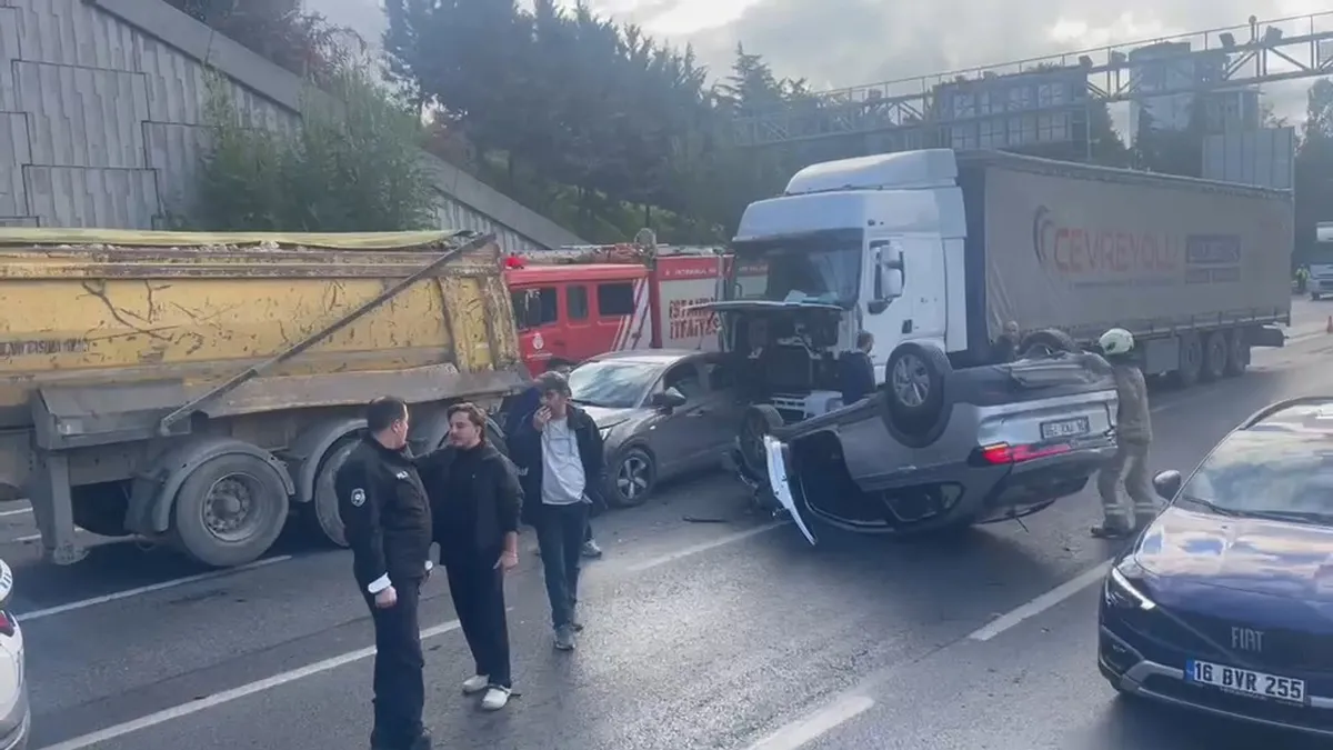 Bağcılar'da zincirleme kabus! Hafriyat kamyonu ve TIR birbirine girdi - 5