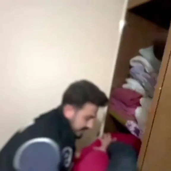 Her yerde aranıyordu elbise dolabında yakalandı!