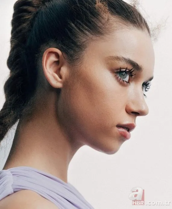 Yalı Çapkını dizisinde Mert Ramazan Demir’in partneri Afra Saraçoğlu’ndan Instagram’ı sallayan pozlar! Çocukluğunu paylaştı, beğeni ve yorum yağdı 3