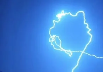 Elektrik direğine yıldırım düştü: Şimşekler gökyüzünü aydınlattı