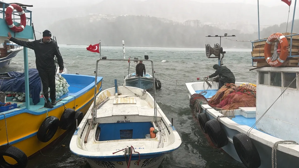 Amasra’da dalgalar restoranların pencerelerine vurdu - 1