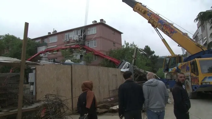 istanbulda-akilalmaz-olay-beton-pompasi-apartmanin-uzerine-devrildi-2-balkon-coktu-1714652786710.jpeg İstanbul'da akılalmaz olay! Beton pompası apartmanın üzerine devrildi! 2 balkon çöktü - 2