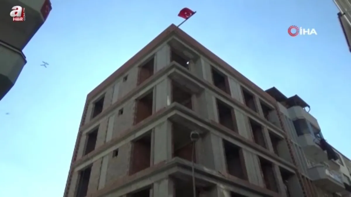 Aydın'da çatıya çıkan şahsı ekipler ikna edip indirdi