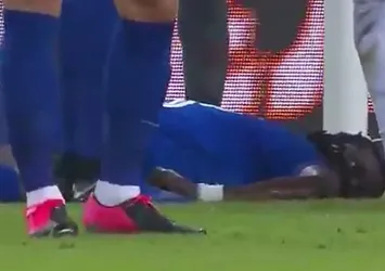 Bafetimbi Gomis saha içinde yığıldı kaldı!