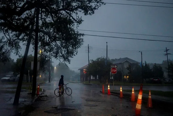 ABD koronavirüsten sonra şimdi de kasırgalara yenildi