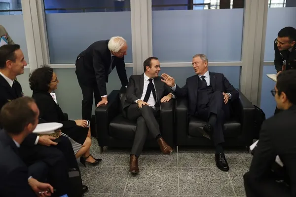 Bakan Hulusi Akar’dan NATO Zirvesinde Yunanistan Savunma Bakanı Nikolaos Panagiotopoulos’a yüzme dersi