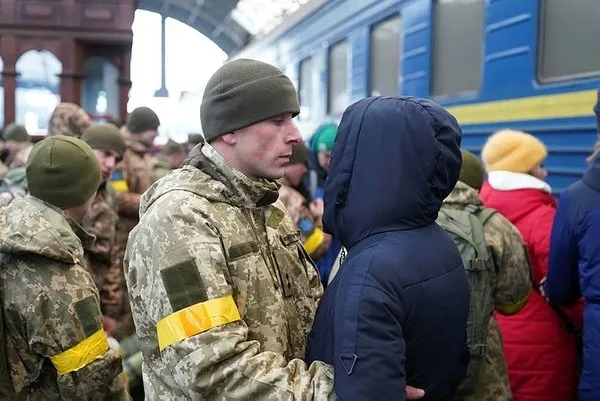 Ukrayna'da aileler cepheye giden askerleri böyle uğurladı - 6