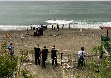 Trabzon’da sahilde korku dolu anlar! 14 yaşındaki çocuk dalgalara kapıldı kayboldu