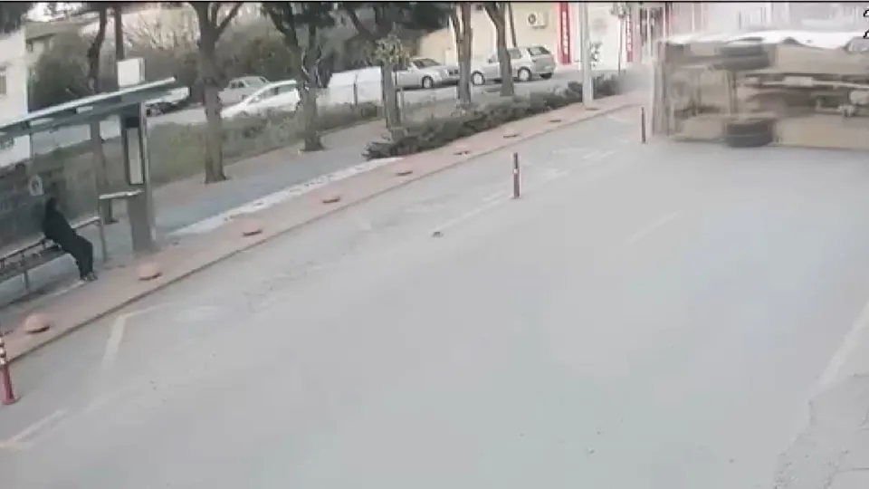 Antalya’da ilginç olay! Duraktaki kişinin rahatlığı ’pes’ dedirtti! Kılını bile kıpırdatmadı |Video