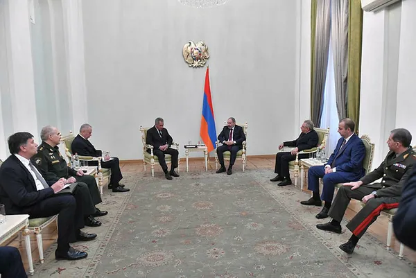 Ermenistan ile Rusya arasında bayrak krizi | Rus Bakanlar Sergey Şoygu ve Dışişleri Bakanı Sergey Lavrov... - 4