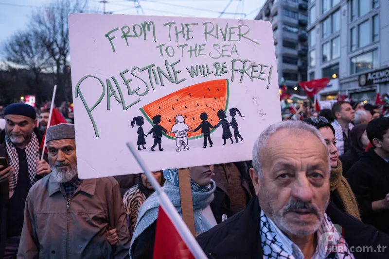"Şehitlerimize rahmet! Filistin'e destek" mitinginde on binlerce kişi Galata Köprüsü'ne yürüdü 23