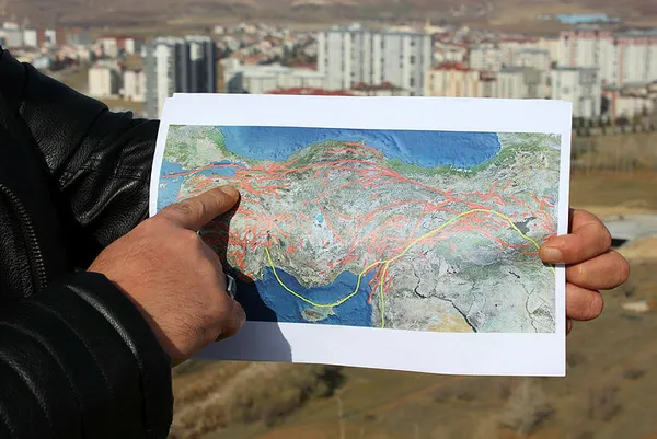 Düzce depremi İstanbul depremini de tetikler mi? Kritik veri ilk 48 saat! Uzman isim uyardı: Hendek ve Gölcük arasında sıkışma var