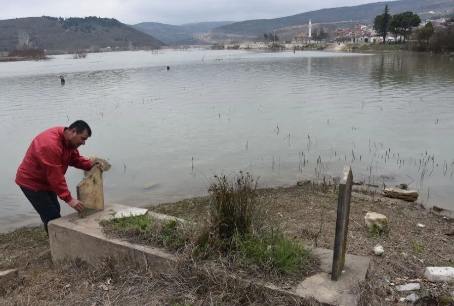 Bursa'da vatandaşlar yakınlarının mezarlarını ziyaret etmek için ...