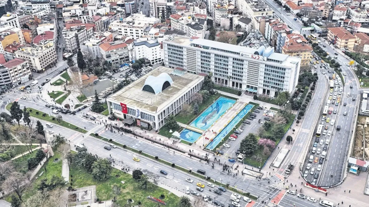 İBB'deki yolsuzluk davasında çarpıcı itiraf: Parayı Özgür Karabat'a ait çakarlı araçla İmamoğlu İnşaat'a taşıdım