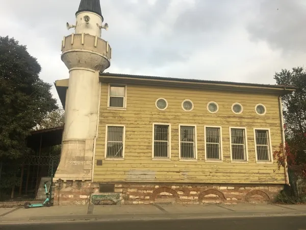 İstanbul’da Kur’an-ı Kerim ayeti ayaklar altına alındı