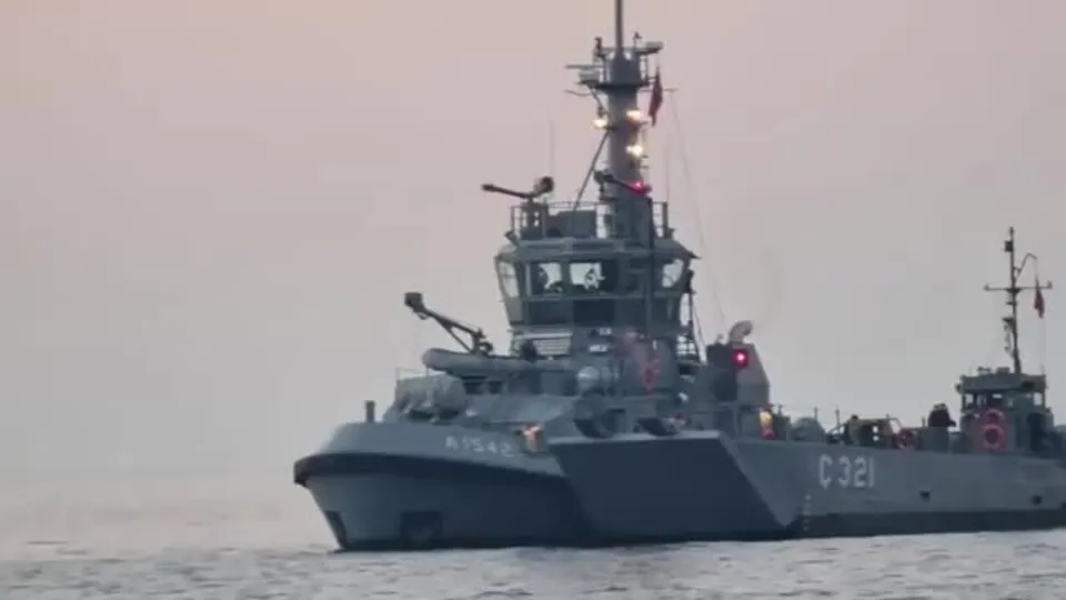 Savaş gemileri ve İHA böyle müdahale etti!