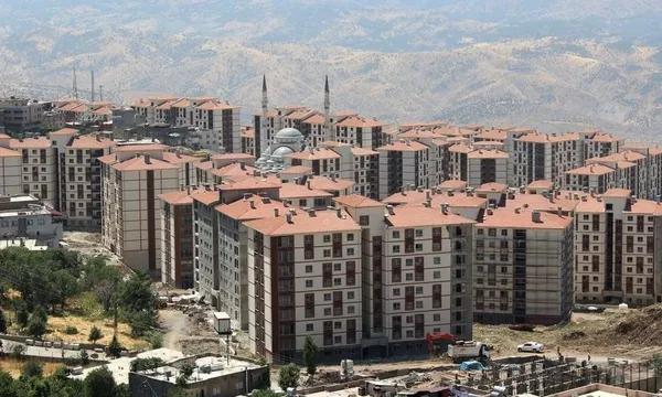 pkk-yakip-yikmisti-toki-yapip-1112-magdur-aileye-teslim-etti-1672499926841.jpg PKK yakıp yıkmıştı: TOKİ yapıp 1112 mağdur aileye teslim etti - 1