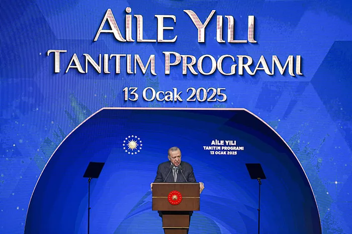 baskan-erdogan-ilk-evlenen-ciftlere-faizsiz-150-bin-tl-kredi-verecegiz-1736772072683.jpg En az üç çocuk çağrısını yineleyen Erdoğan, doğurganlık yaşının alarm verdiğine dikkat çekti. (AA)