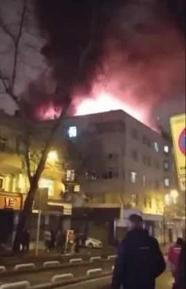 İstanbul Zeytinburnu’nda büyük panik! 4 katlı binanın çatısı alev alev yandı - 4