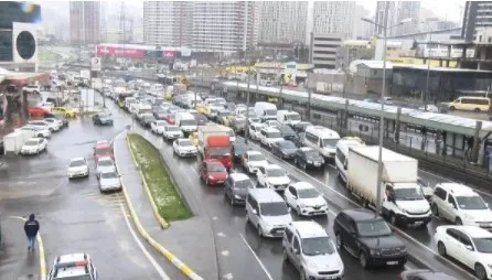 esenyurtta-metrobusler-carpisti-yaralilar-var-1646915927796.jpg İstanbullununu bitmeyen ulaşım çilesi: Esenyurt'ta metrobüsler çarpıştı! Sultangazi'de vatandaşlar İETT'yi iterek kurtardı - 3