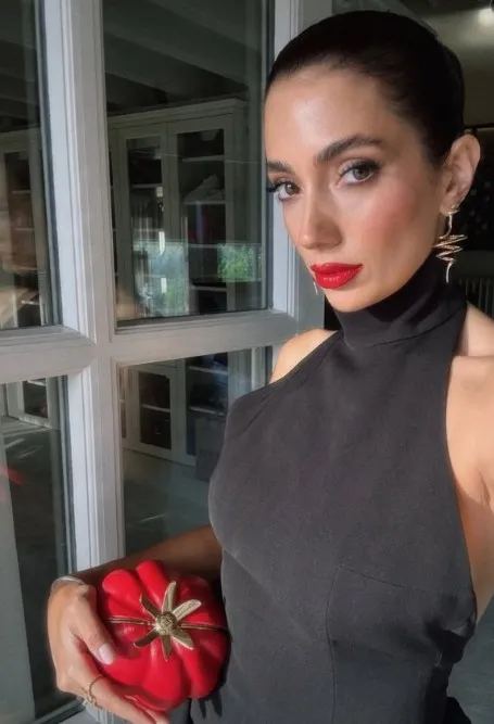 rachel-arazin-sira-disi-moda-anlayisi-baget-ekmekten-spagetti-cantaya-1764919987815.jpg Kaynak: Instagram