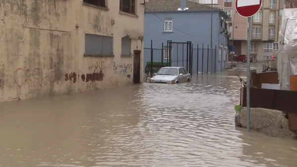 Büyükçekmece'de rögarlar taştı sokaklar su altında kaldı! Altyapı nasıl çöktü? - 3