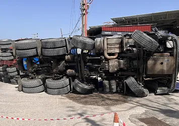Çanakkale'de rüzgar türbini pervanesi TIR devrildi