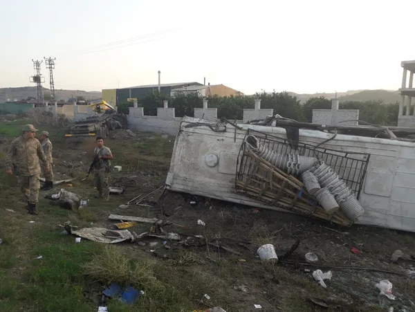 Hatay'da narenciye işçilerini taşıyan minibüsle tır çarpıştı - 1