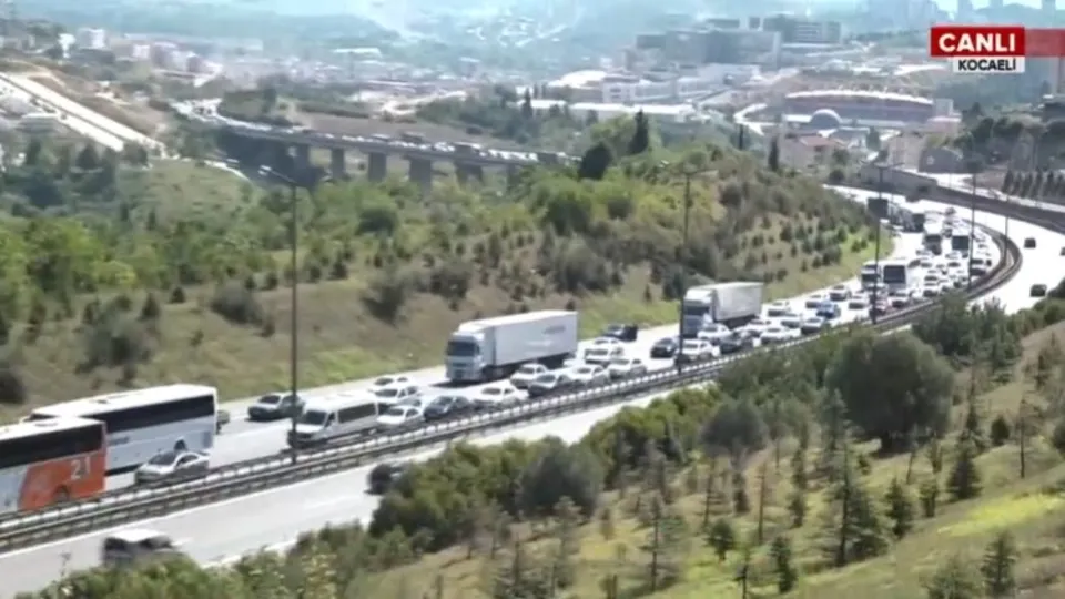 Tatilcilerin dönüşü trafiği kilitledi!