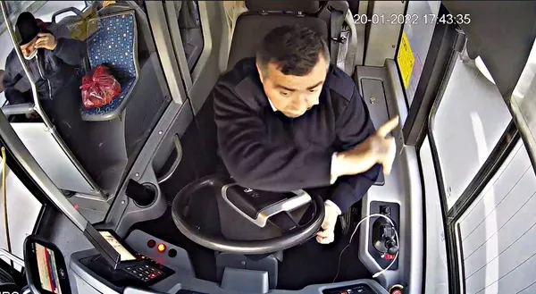 1642792705190.jpg Belediye otobüsünde zamanla yarış! Sakarya'da kalp krizi geçiren vatandaşı belediye otobüsü şoförü hastaneye yetiştirdi - 4