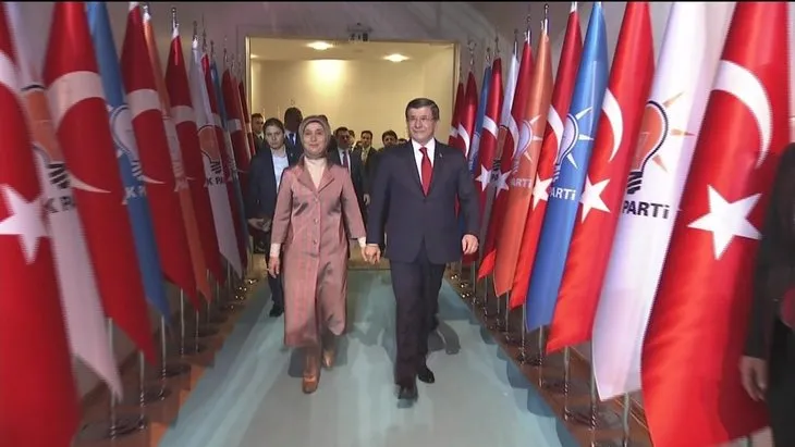 Başbakan Davutoğlu kongre salonunda partilileri selamladı