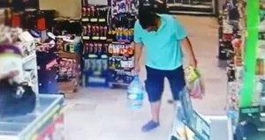 İnanılmaz! Marketin ortasına tuvaletini yaptı