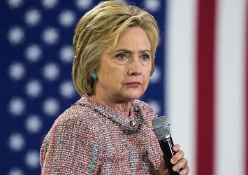 Hillary Clinton e-postalarla ilgili FBI'a 'meydan okudu'