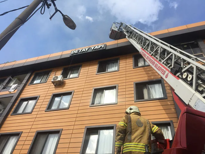 Küçükçekmece’de 5 katlı binada yangın paniği: 2 itfaiye görevlisi dumandan etkilendi - 2