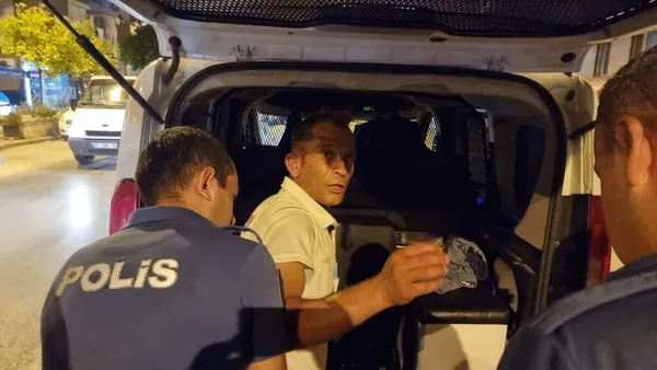 antalya-sokaklarinda-genc-kizlara-taciz-soku-meydan-dayagi-atildi-polislere-teslim-edildi-1657878494990.jpg Antalya sokaklarında genç kızlara taciz şoku! Meydan dayağı atıldı polislere teslim edildi - 6