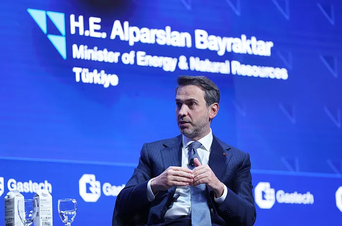 yuzer-dogal-gaz-uretim-platformu-turkiyede-gunluk-10-milyon-metrekup-uretim-1726829014100.jpg Enerji ve Tabii Kaynaklar Bakanı Alparslan Bayraktar