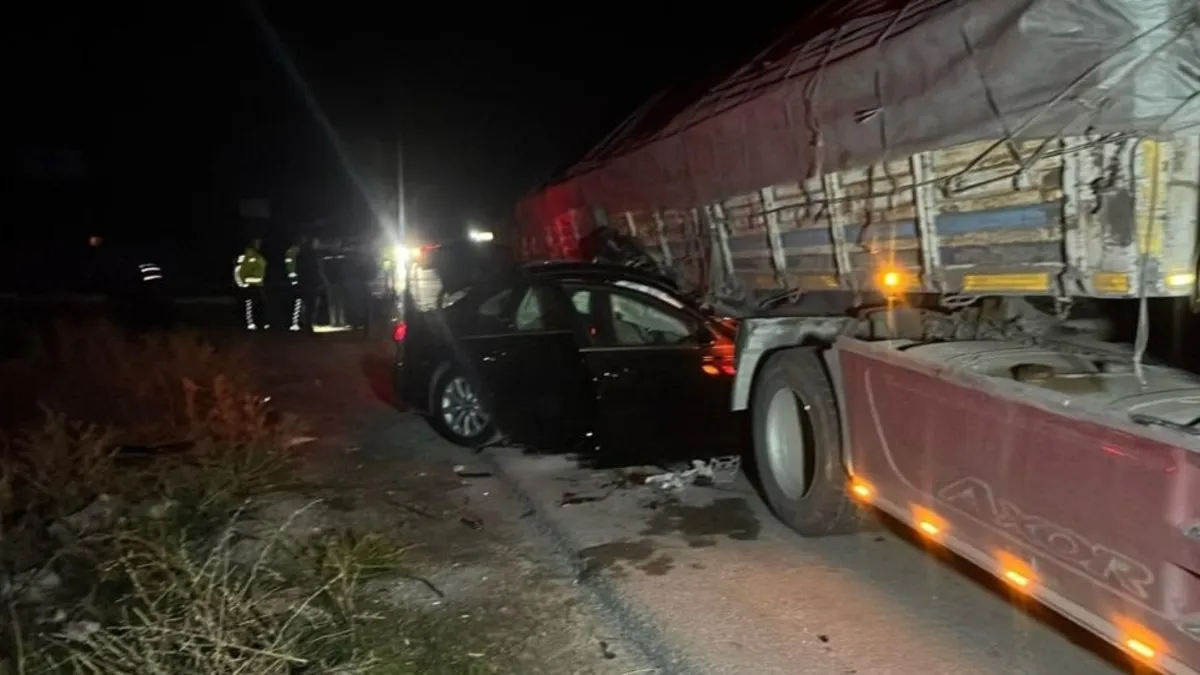 Afyonkarahisar'da feci kaza! Otomobil TIR'a arkadan çarptı: Ölü ve yaralılar var