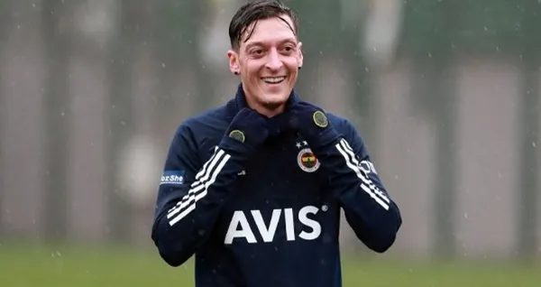 Mesut Özil’den İrfan Can paylaşımı! Fenerbahçe ailesine hoş geldin