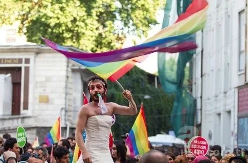 ABD’nin İstanbul konsolosluğunda LGBT rezaleti! Asılan dev paçavraya tepkiler peş peşe geldi