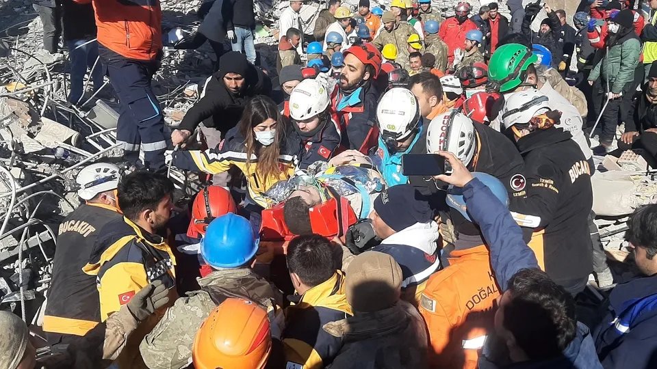 198 saat sonra 'Domuz damı' yöntemiyle enkazdan çıkarıldı! İlk isteği su ve et yemeği oldu