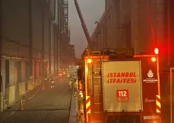 Bayrampaşa’da düğün salonunun çatısı alevlere teslim oldu!